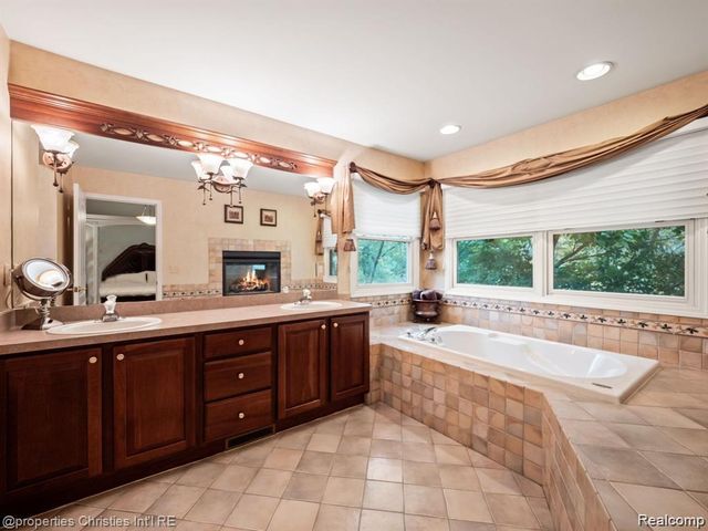 6304 Pennington Drive, White Lake, MI 48383