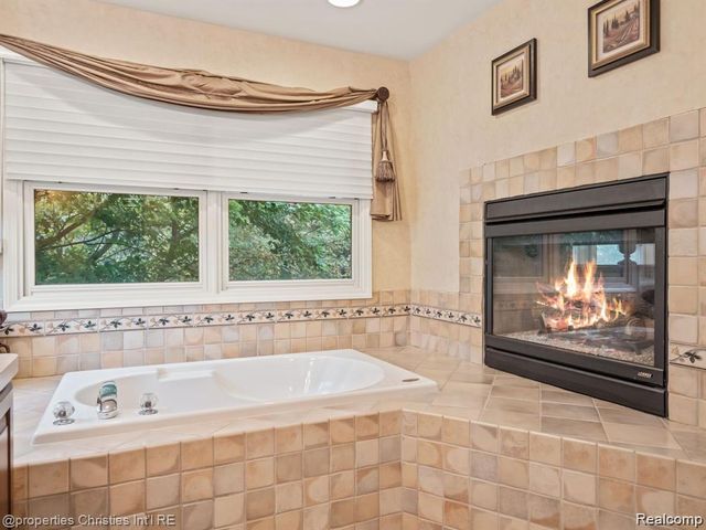 6304 Pennington Drive, White Lake, MI 48383
