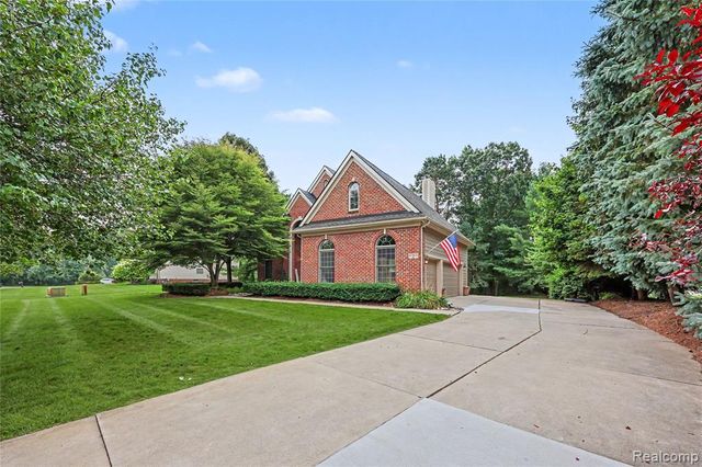 6304 Pennington Drive, White Lake, MI 48383