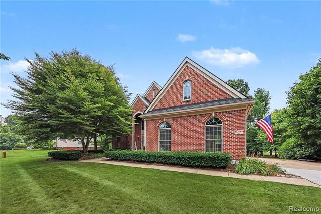 6304 Pennington Drive, White Lake, MI 48383