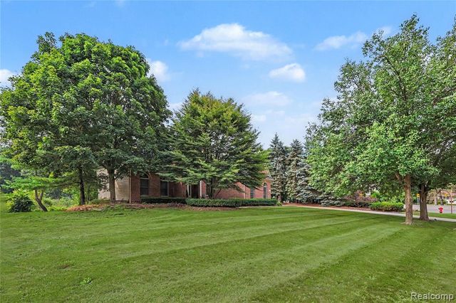 6304 Pennington Drive, White Lake, MI 48383