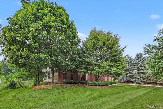 6304 Pennington Drive, White Lake, MI 48383