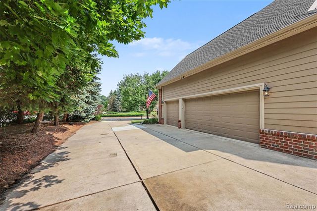 6304 Pennington Drive, White Lake, MI 48383