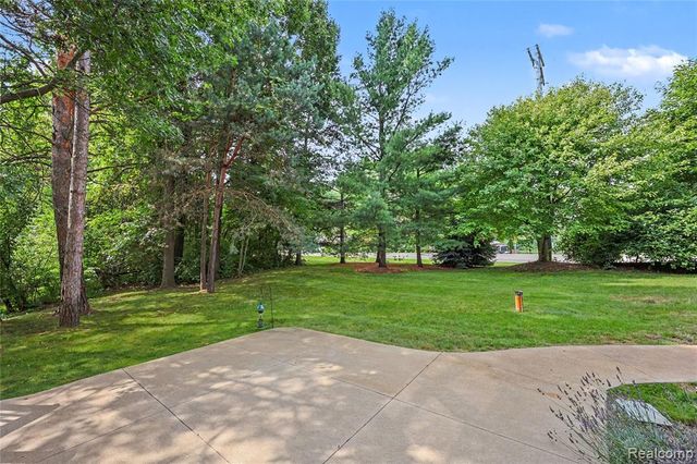 6304 Pennington Drive, White Lake, MI 48383