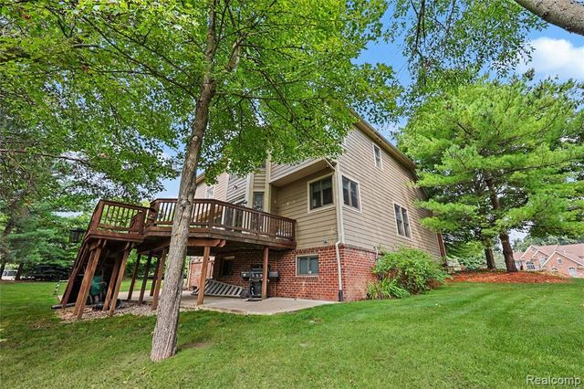 6304 Pennington Drive, White Lake, MI 48383