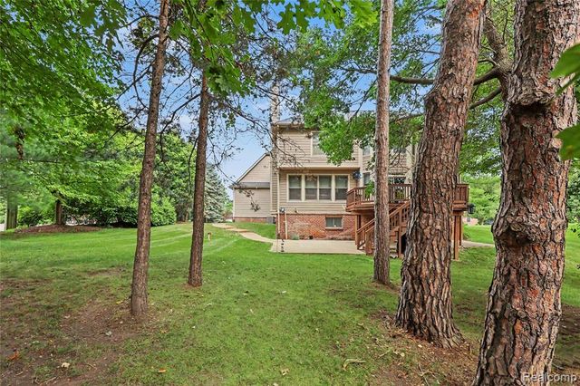 6304 Pennington Drive, White Lake, MI 48383
