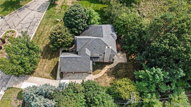 6304 Pennington Drive, White Lake, MI 48383