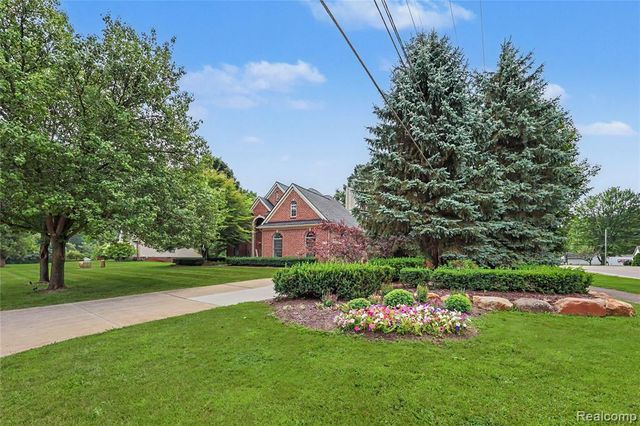 6304 Pennington Drive, White Lake, MI 48383