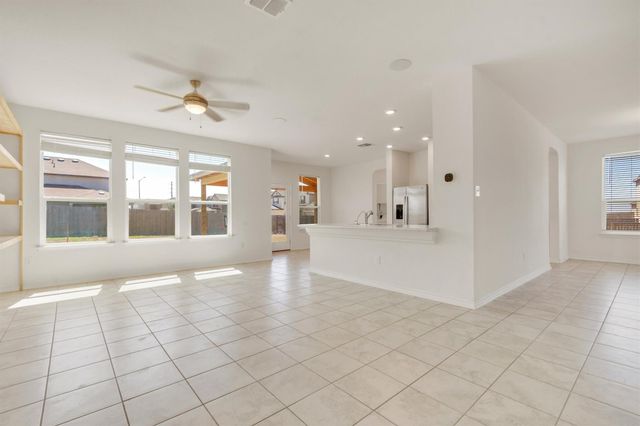 401 Briarfield DR, Seguin, TX 78155