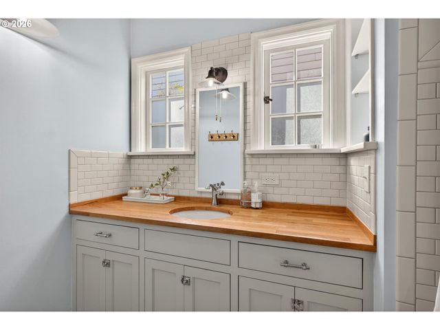 615 E 31ST St, Vancouver, WA 98663