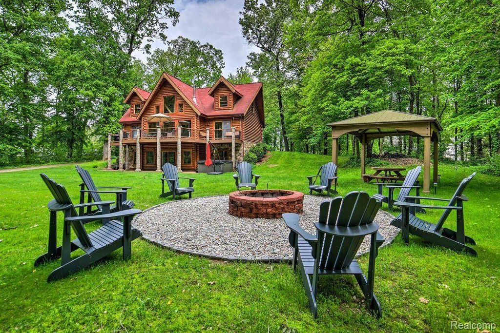 4380 Donnely Road, Leoni Township, MI 49201