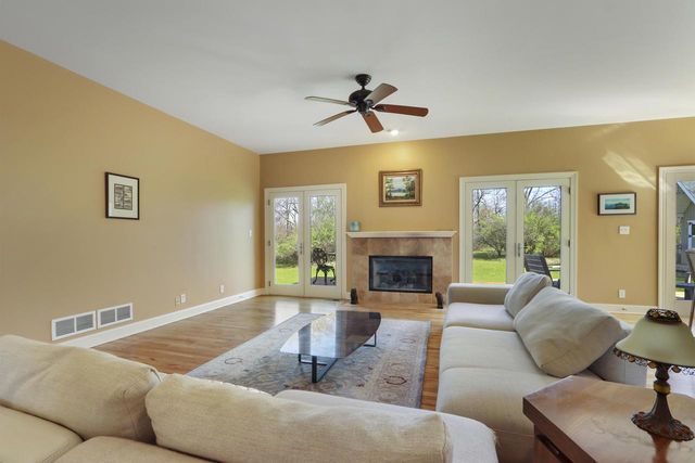 392 County Road B, Fontana, WI 53125