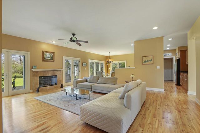 392 County Road B, Fontana, WI 53125