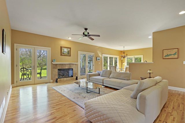 392 County Road B, Fontana, WI 53125