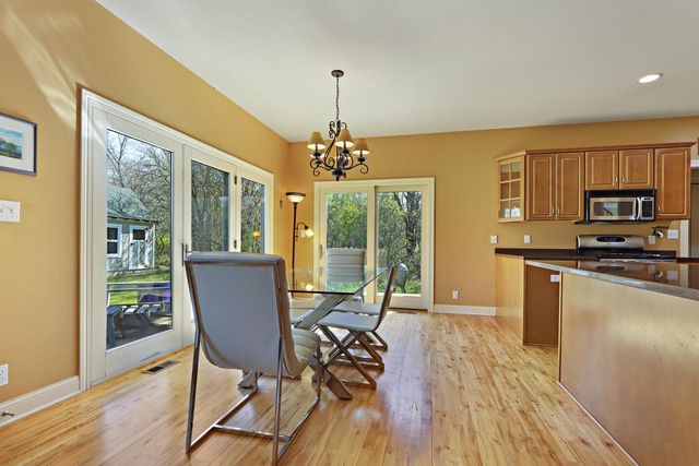 392 County Road B, Fontana, WI 53125