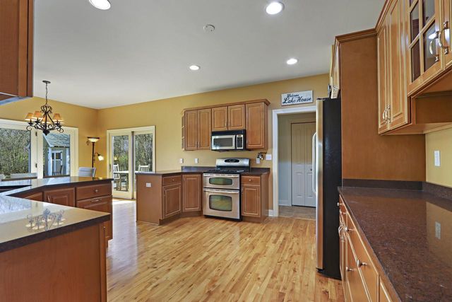 392 County Road B, Fontana, WI 53125