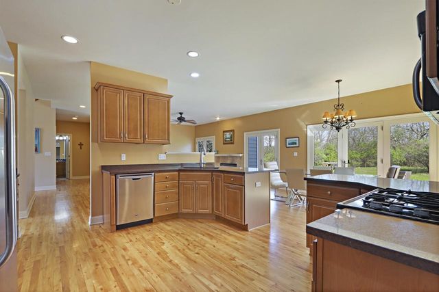 392 County Road B, Fontana, WI 53125