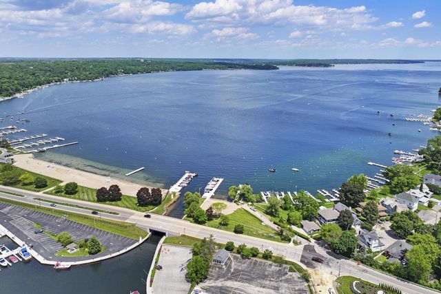 392 County Road B, Fontana, WI 53125