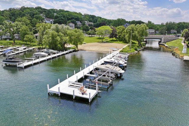 392 County Road B, Fontana, WI 53125