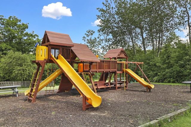 392 County Road B, Fontana, WI 53125