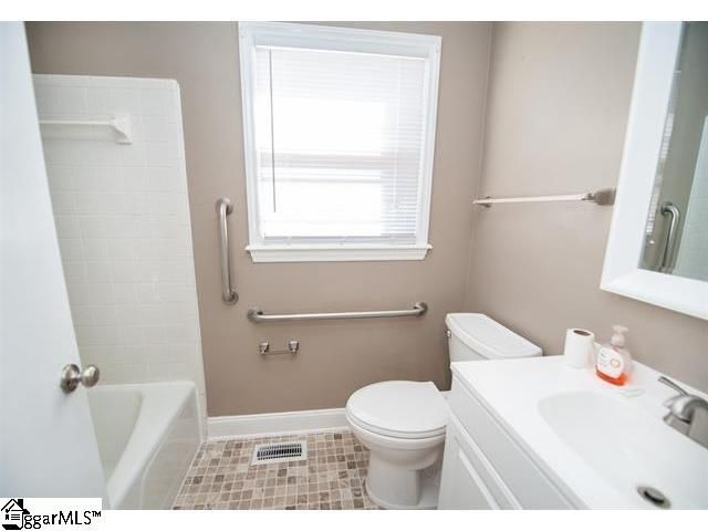 106 Cloverdale Drive, Boiling Springs, SC 29316