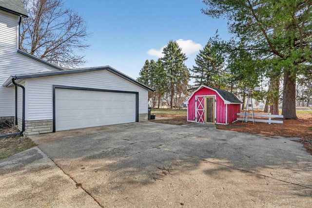 1104 W 5th Avenue, Brodhead, WI 53520