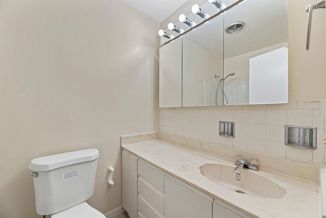 10369 Dearlove Road 2A, Glenview, IL 60025