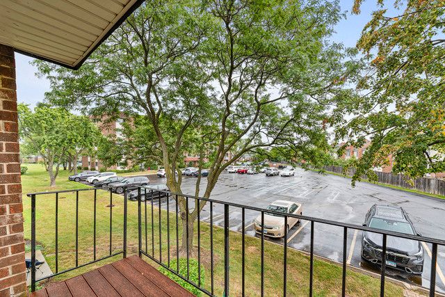 10369 Dearlove Road 2A, Glenview, IL 60025