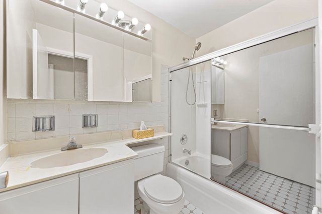 10369 Dearlove Road 2A, Glenview, IL 60025