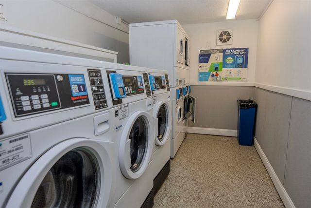 126 Mammoth Rd Apt 1, Hooksett, NH 03106