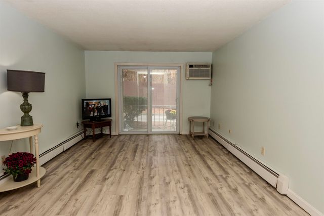 126 Mammoth Rd Apt 1, Hooksett, NH 03106