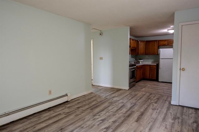 126 Mammoth Rd Apt 1, Hooksett, NH 03106