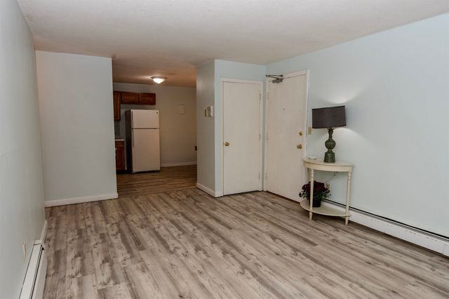 126 Mammoth Rd Apt 1, Hooksett, NH 03106