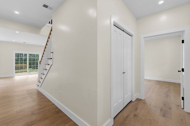33 Seabiscuit Dr, Plymouth, MA 02360