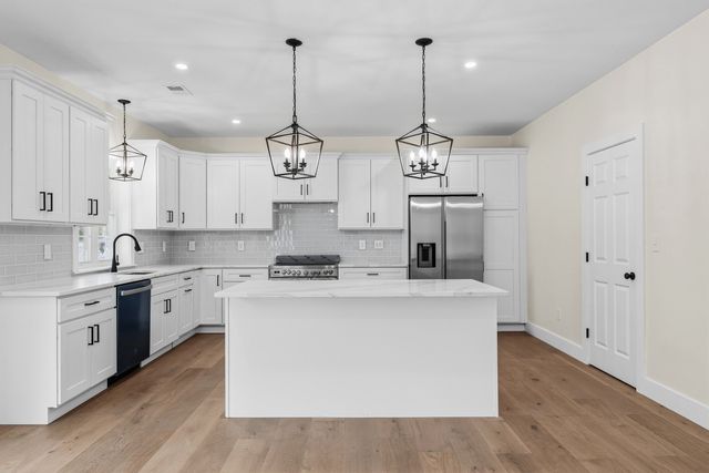 33 Seabiscuit Dr, Plymouth, MA 02360