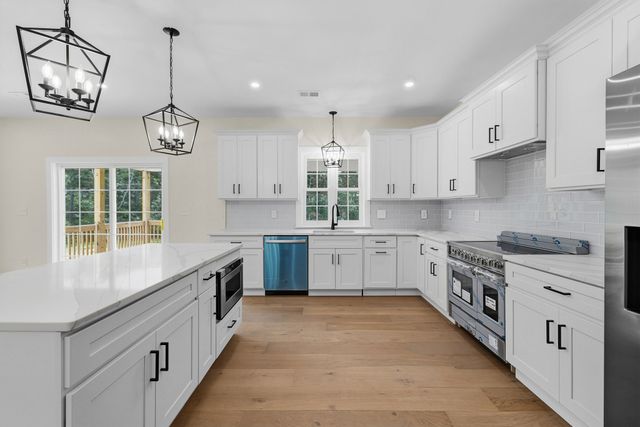33 Seabiscuit Dr, Plymouth, MA 02360