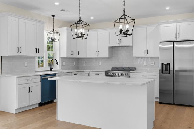 33 Seabiscuit Dr, Plymouth, MA 02360