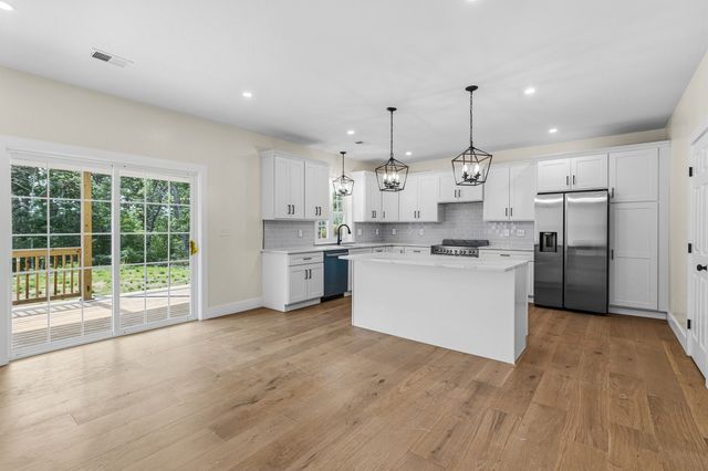 33 Seabiscuit Dr, Plymouth, MA 02360