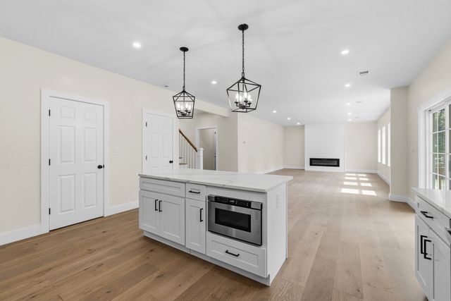 33 Seabiscuit Dr, Plymouth, MA 02360
