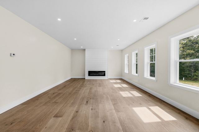 33 Seabiscuit Dr, Plymouth, MA 02360