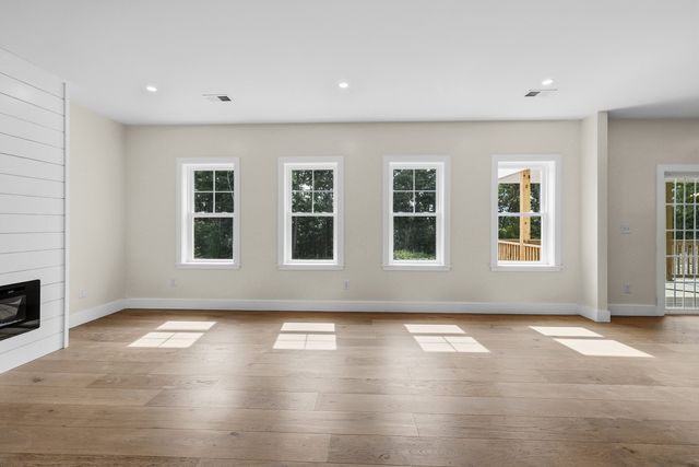 33 Seabiscuit Dr, Plymouth, MA 02360
