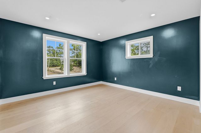 33 Seabiscuit Dr, Plymouth, MA 02360