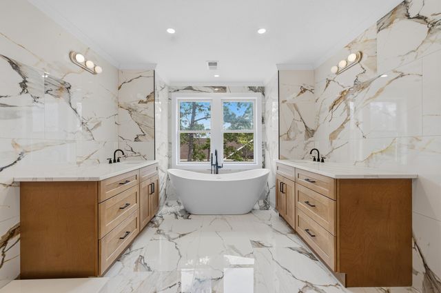 33 Seabiscuit Dr, Plymouth, MA 02360