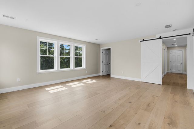 33 Seabiscuit Dr, Plymouth, MA 02360