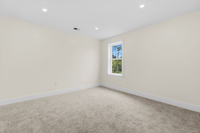 33 Seabiscuit Dr, Plymouth, MA 02360