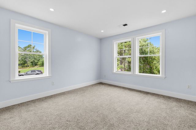 33 Seabiscuit Dr, Plymouth, MA 02360