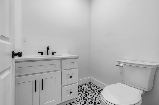 33 Seabiscuit Dr, Plymouth, MA 02360