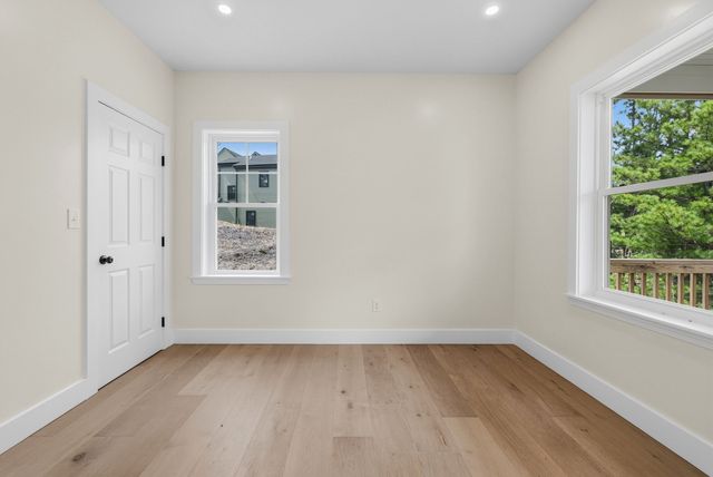 33 Seabiscuit Dr, Plymouth, MA 02360