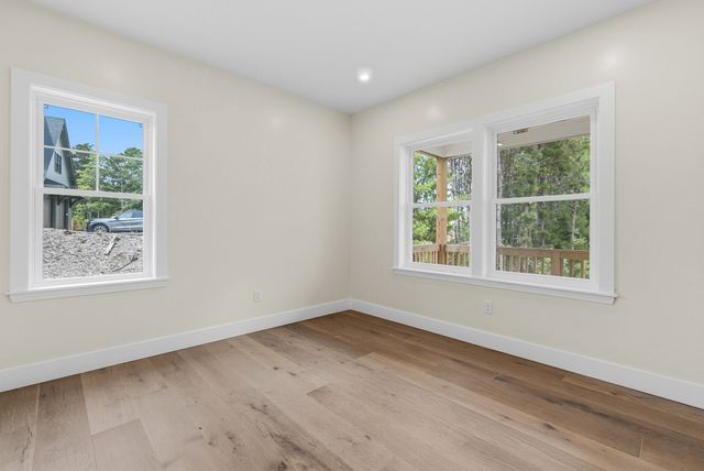 33 Seabiscuit Dr, Plymouth, MA 02360
