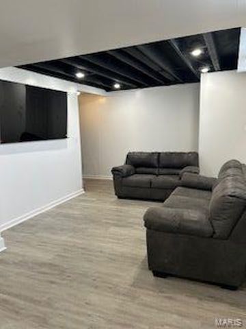 1860 Chateau Du Mont Drive, Florissant, MO 63031